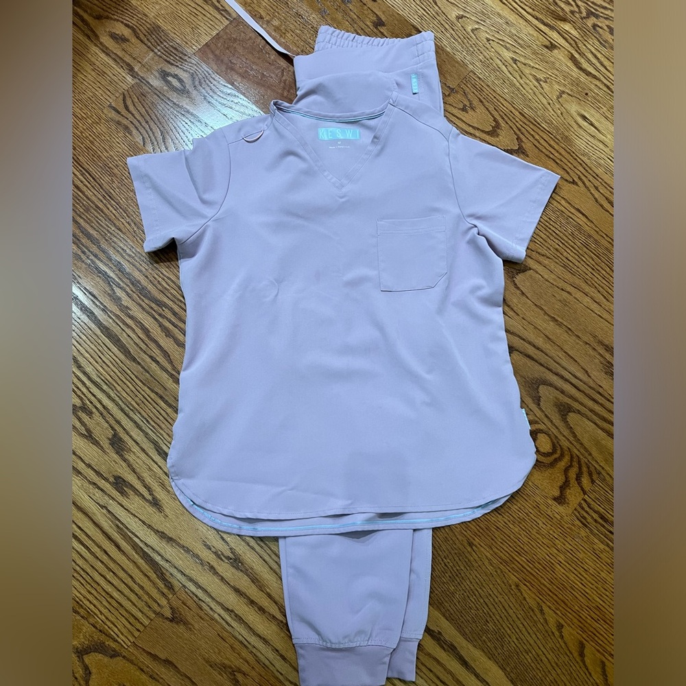 Keswi scrub set size medium